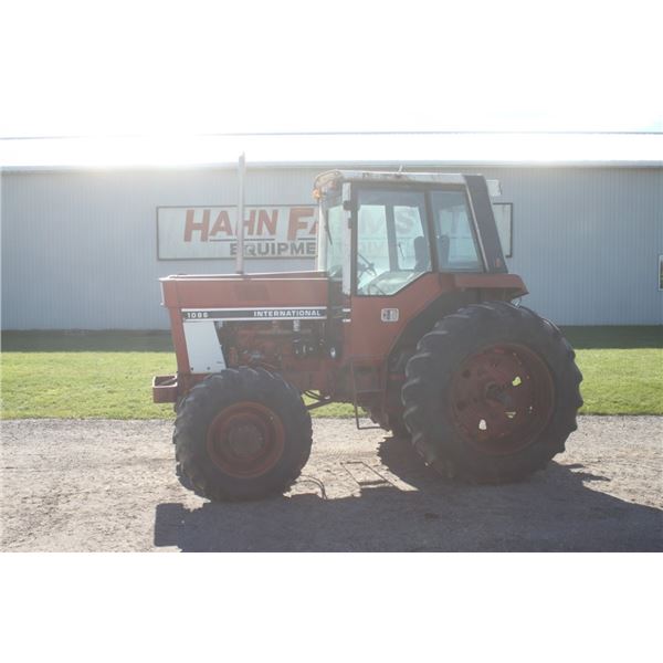 IH 1086 4wd tractor, 8216 hours