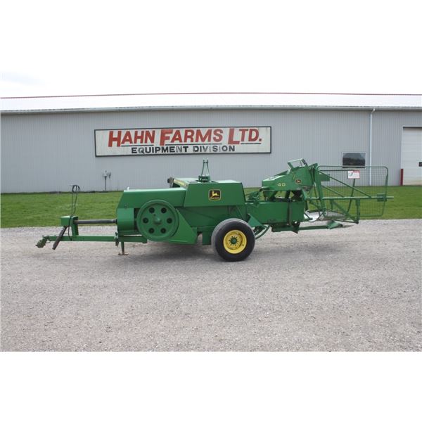 JD 338 small square baler, hydraulic 40 ejector