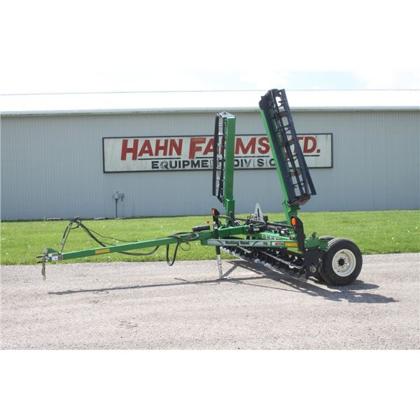 Unverferth 75, 25' hydraulic folding crumbler