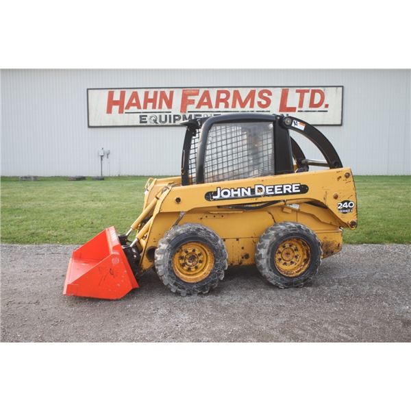 JD 240 Series II skidsteer, rops, 10.00x16.5, New 60" material bucket, 3890 hours