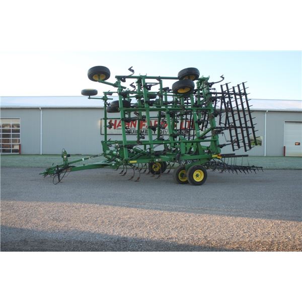 JD 2210 44'6" 5 section hydraulic folding cultivator, 5 bar spike harrow