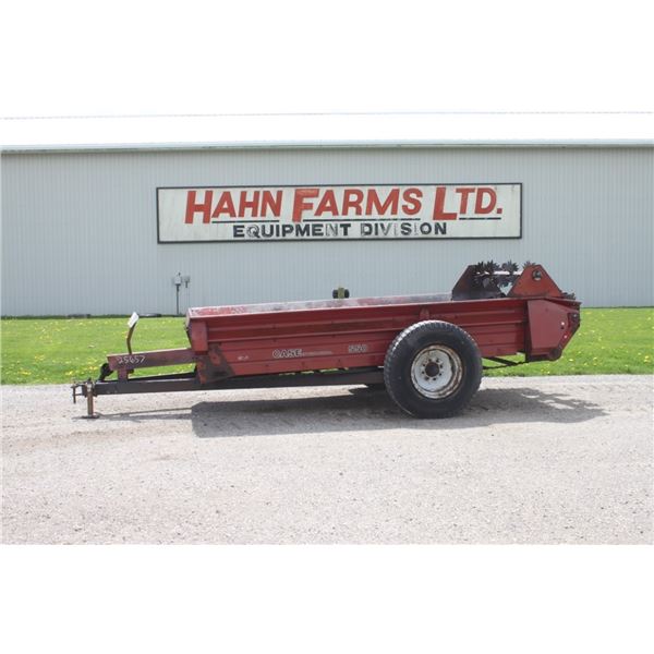 IH 550 single axle manure spreader