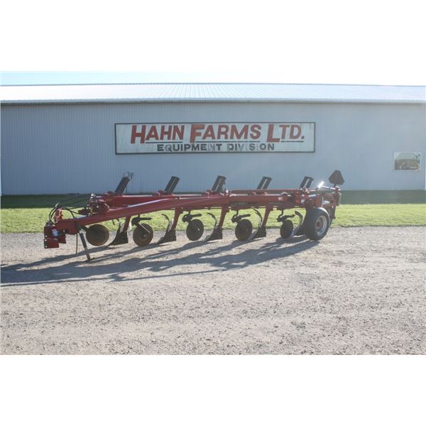 CIH 7500 5 furrow auto reset, vari-width, semi mount plow