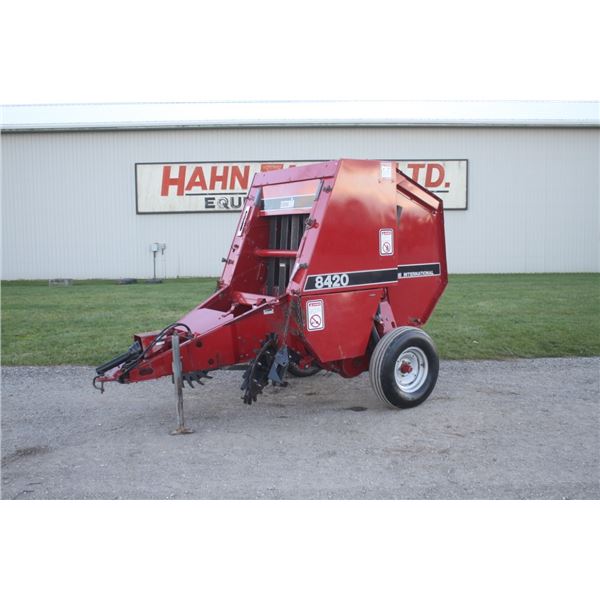 CIH 8420 4x4 round baler, New crowder wheels, electric tie
