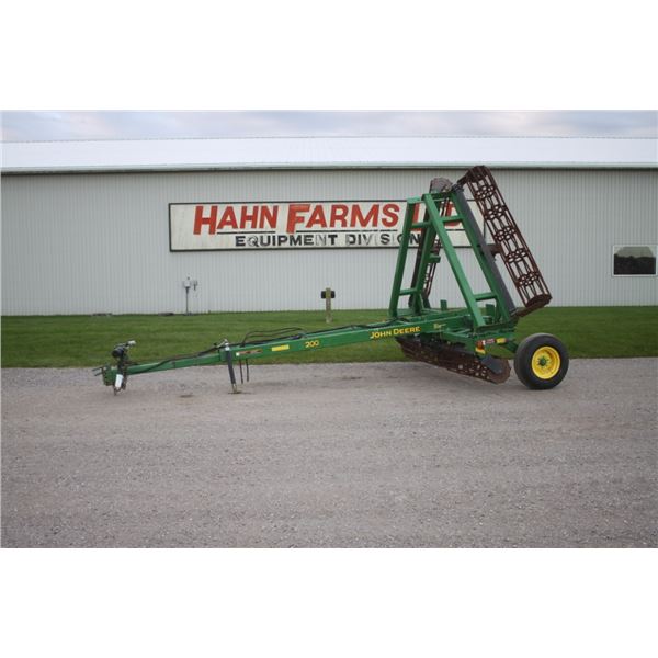 JD 200 25' hydraulic folding crumbler