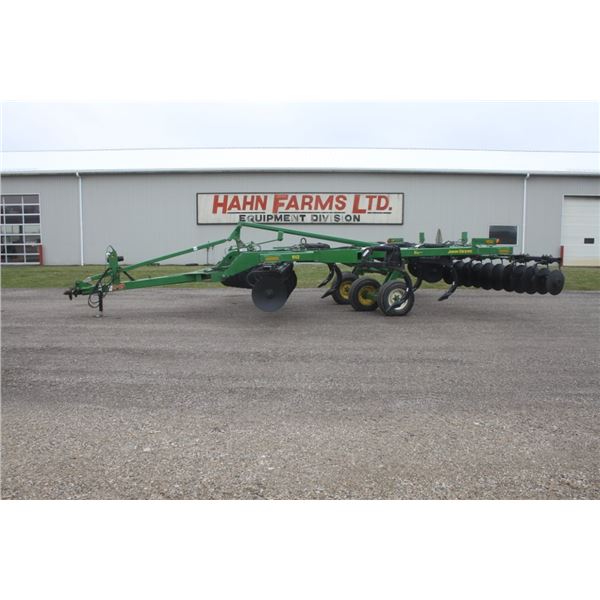 JD 512 7 shank disc ripper, 17'6", hyd folding rear gang