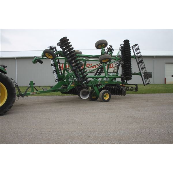JD 2623 VT 30' 8" vertical till disc, hyd leveling, hydraulic down force rear crumbler