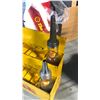 Image 2 : SHELL RACK INCLUDING QUART 4 MOTOR OIL BOTTLES SHELL-PENN CIRCA 1920'S - 40'S