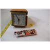 Image 2 : Travel clock and safety razor blades