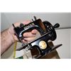 Image 4 : Vintage Singer Sewhandy tiny sewing machine