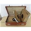 Image 1 : Lot of old records with suitcase