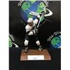 Image 1 : LTD. EDITION SALVINO WAYNE GRETZKY STATUE /950 (UPPER DECK COA)