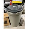 Image 1 : Rubbermaid Animal Stopper Garbage Bin 121L 32 gal With Lid