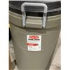 Image 2 : Rubbermaid Animal Stopper Garbage Bin 121L 32 gal With Lid