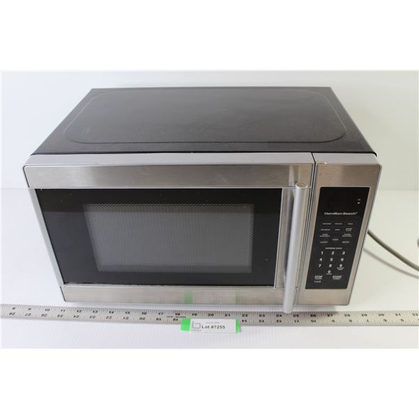 Hamilton Beach Microwave Oven (powers on - as is - has chips & peeling)