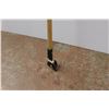 Image 2 : *Mastercraft Mop Handle 64''