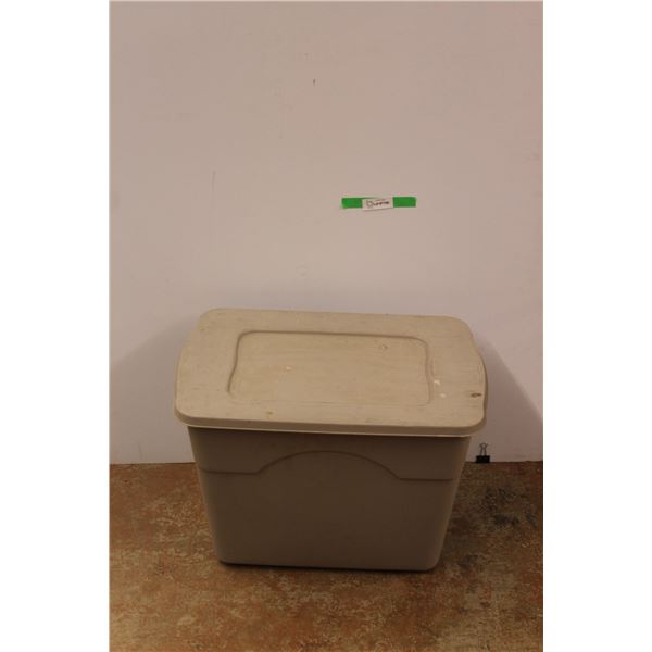 *Rubbermaid 63.2L Storage Tote