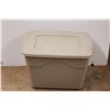 Image 2 : *Rubbermaid 63.2L Storage Tote