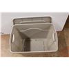 Image 7 : *Rubbermaid 63.2L Storage Tote