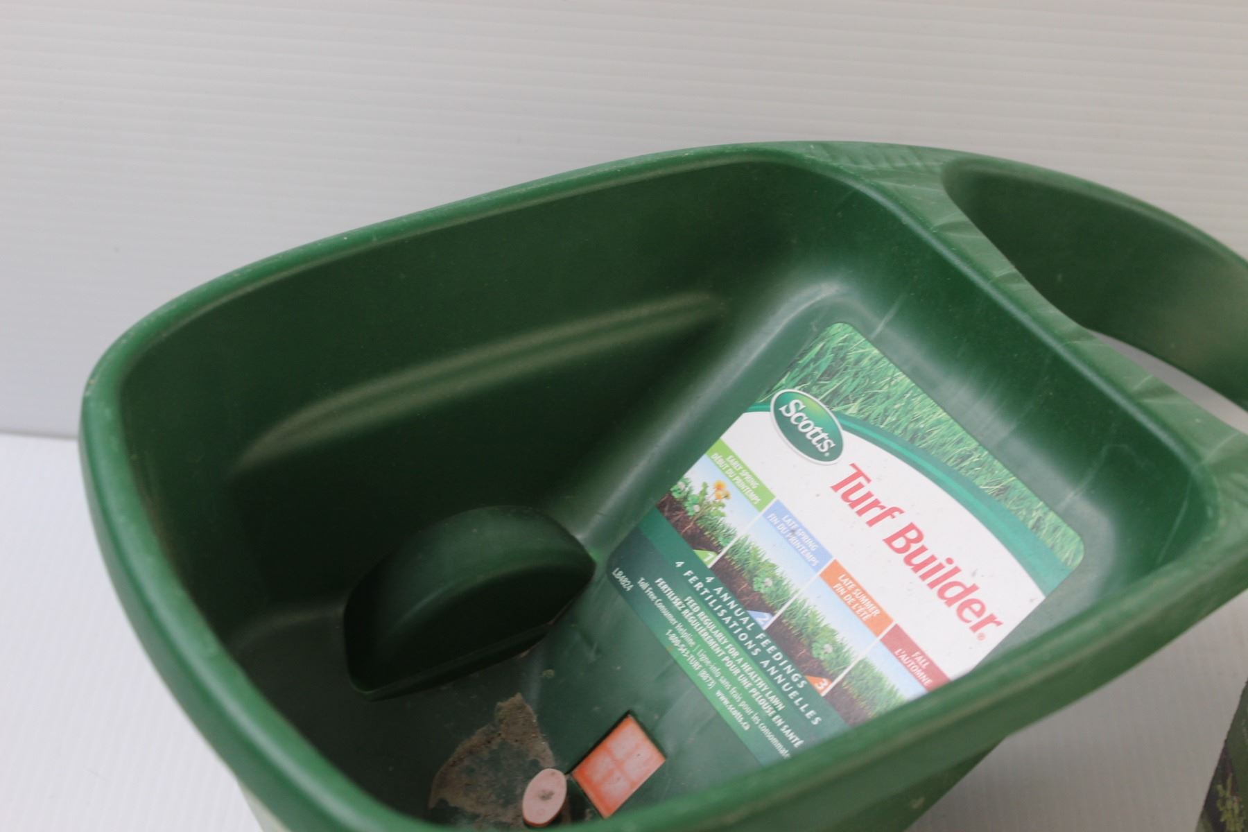 Scott's Handheld Fertilizer/Seed Spreader & Lawn Edging Kit Bodnarus