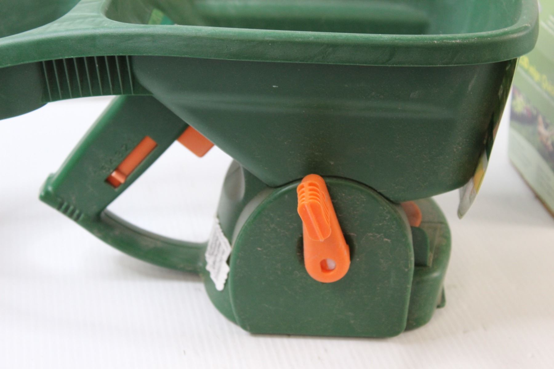 Scott's Handheld Fertilizer/Seed Spreader & Lawn Edging Kit Bodnarus