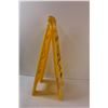 Image 3 : Rubbermaid Foldable "Caution Wet Floor" Sign - 25.5" x 11"