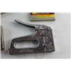 Image 8 : (3) Heavy Duty Staplers and Staples - Size from 1/2'' to 3/8''