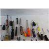 Image 3 : (10+) Screwdrivers, Spirit Level, Screw Extractors and Assorted Tools