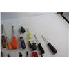 Image 4 : (10+) Screwdrivers, Spirit Level, Screw Extractors and Assorted Tools