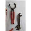 Image 6 : Curved & Plumber Wrenches, Caulking Gun, T Shaped Hex Wrenches, Saw Blade and Assorted Items