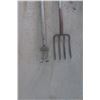 Image 2 : pitch fork and garden tool