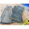 Image 2 : two pairs of welding gloves