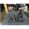 Image 1 : two jack stands