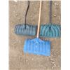 Image 1 : 3 snow shovels