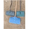Image 3 : 3 snow shovels