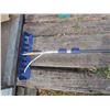 Image 3 : snow shovel