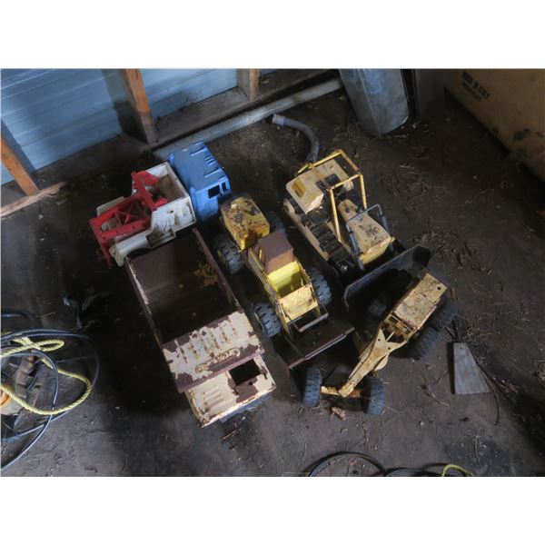 lot of vintage toy tonka trucks