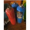 Image 3 : 3 propane bottles and two bottles of caulking