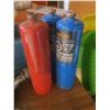 Image 4 : 3 propane bottles and two bottles of caulking