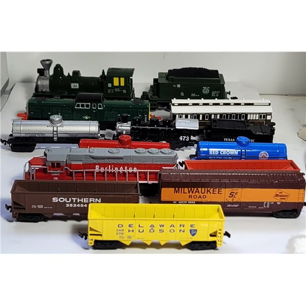 39)  LOT OF 14 VARIOUS VINTAGE MAISTO TRAIN CARS.
