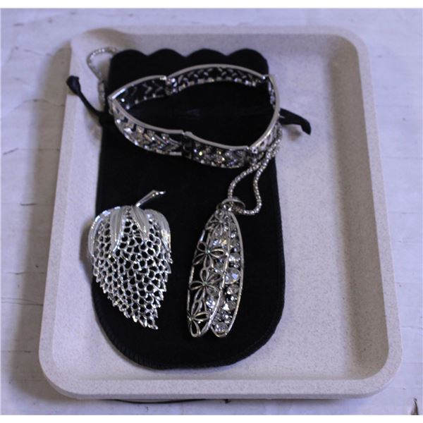 NEW CREAM TRAY WITH NEW JEWELRY PIECES