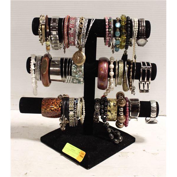 DISPLAY WITH LARGE QUANTITY OF BRACELETS
