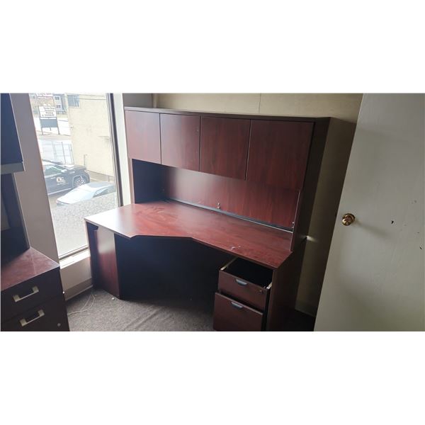 *OFFSITE* CONTENTS OF ROOM INCLUDES OFFICE DESKS