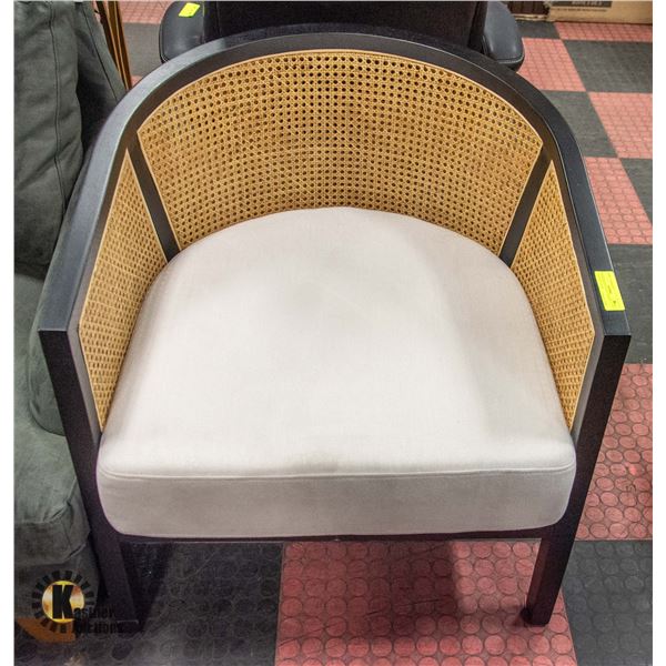 SHOWHOME WICKER BACK STYLE WHITE CUSHION CHAIR