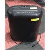Image 1 : STAPLES PAPER SHREDDER