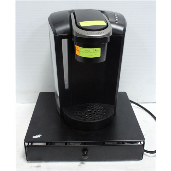 KEURIG COFFEE MACHINE WITH KCUPS
