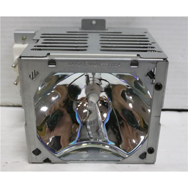 3M TRAVELING OVERHEARD PROJECTOR WITH SPARE BULB