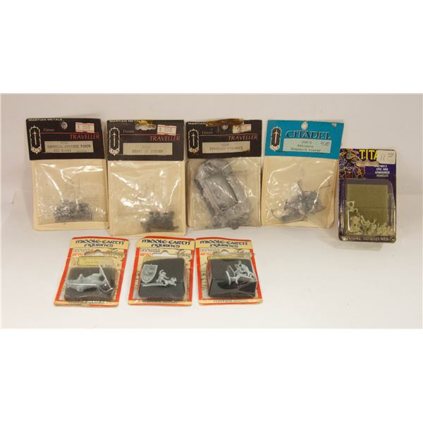 FLAT OF VINTAGE METAL MINI FIGURES