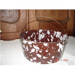 BROWN ENAMELWARE COLANDER W/BALE