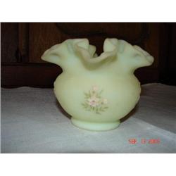 FENTON ROSE BOWL, DAISIES ON CUSTARD